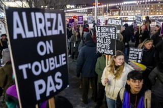 Genève doit mieux protéger les requérants d'asile vulnérables, notamment les mineurs non accompagnés ou tout juste majeurs. Le Grand Conseil a adopté vendredi une motion déposée après le suicide d'un jeune afghan fin 2022 (archives). KEYSTONE/MARTIAL TREZZINI
